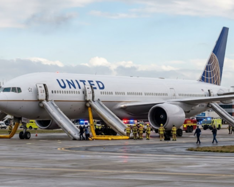 united airlines flight ua770 emergency diversion