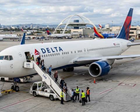 Delta Flight DL275 Diverted LAX